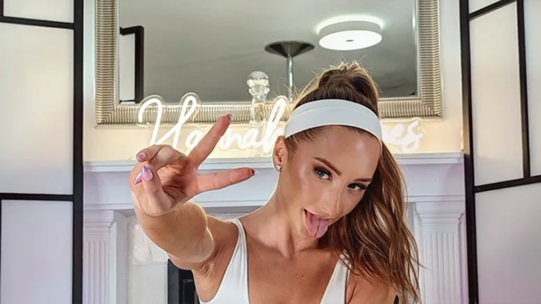 HannahJames710 wearing sport clothes doing peace sign