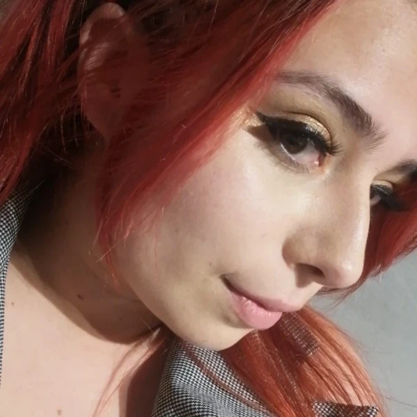 laura_red