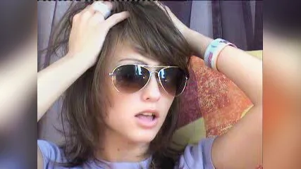 00CutieLily of LiveJasmin wearing a sunglass